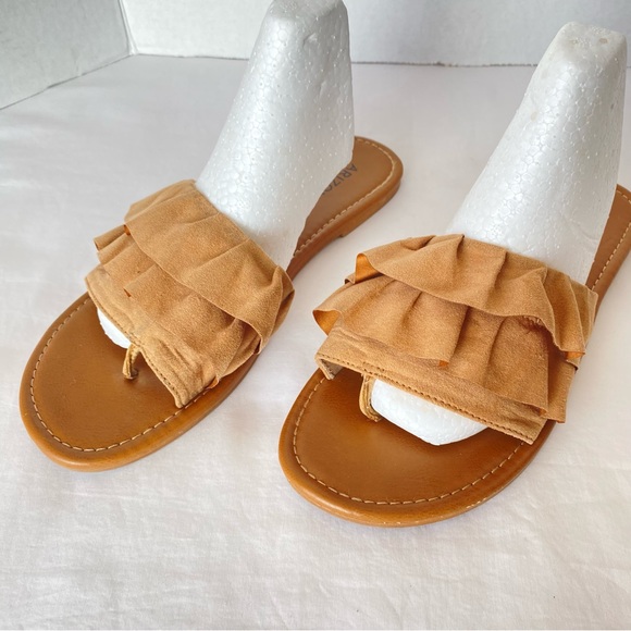 Arizona Jean company, size 9m, Arizona Jean Co decorative flip-flop in tan. - Picture 4 of 7